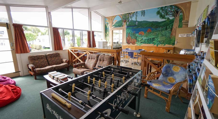 Lounge & dining